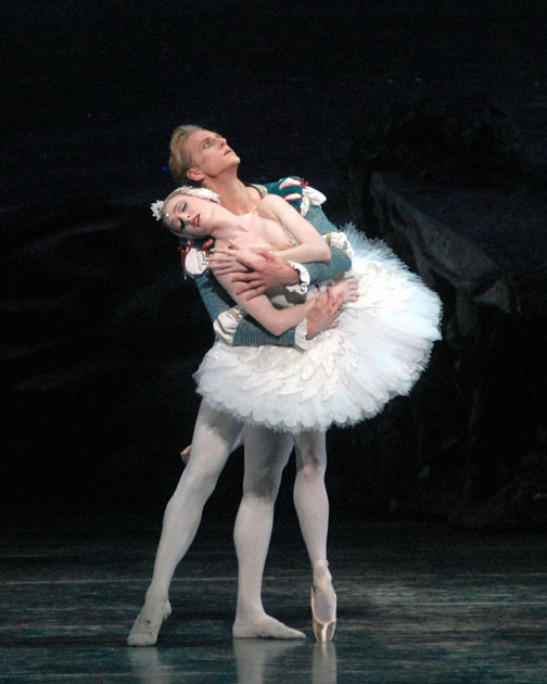 slmurphyhallberg2m_72 Gillian Murphy and David Hallberg in Swan Lake - photo by MIRA